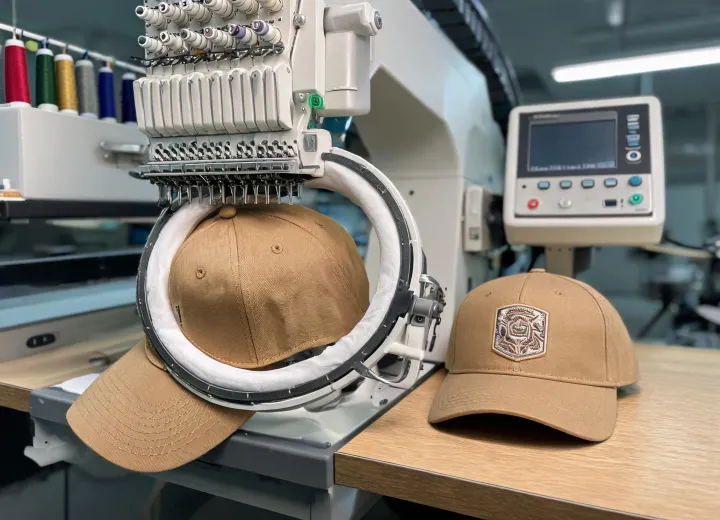 Structured cap embroidery fixture and sample